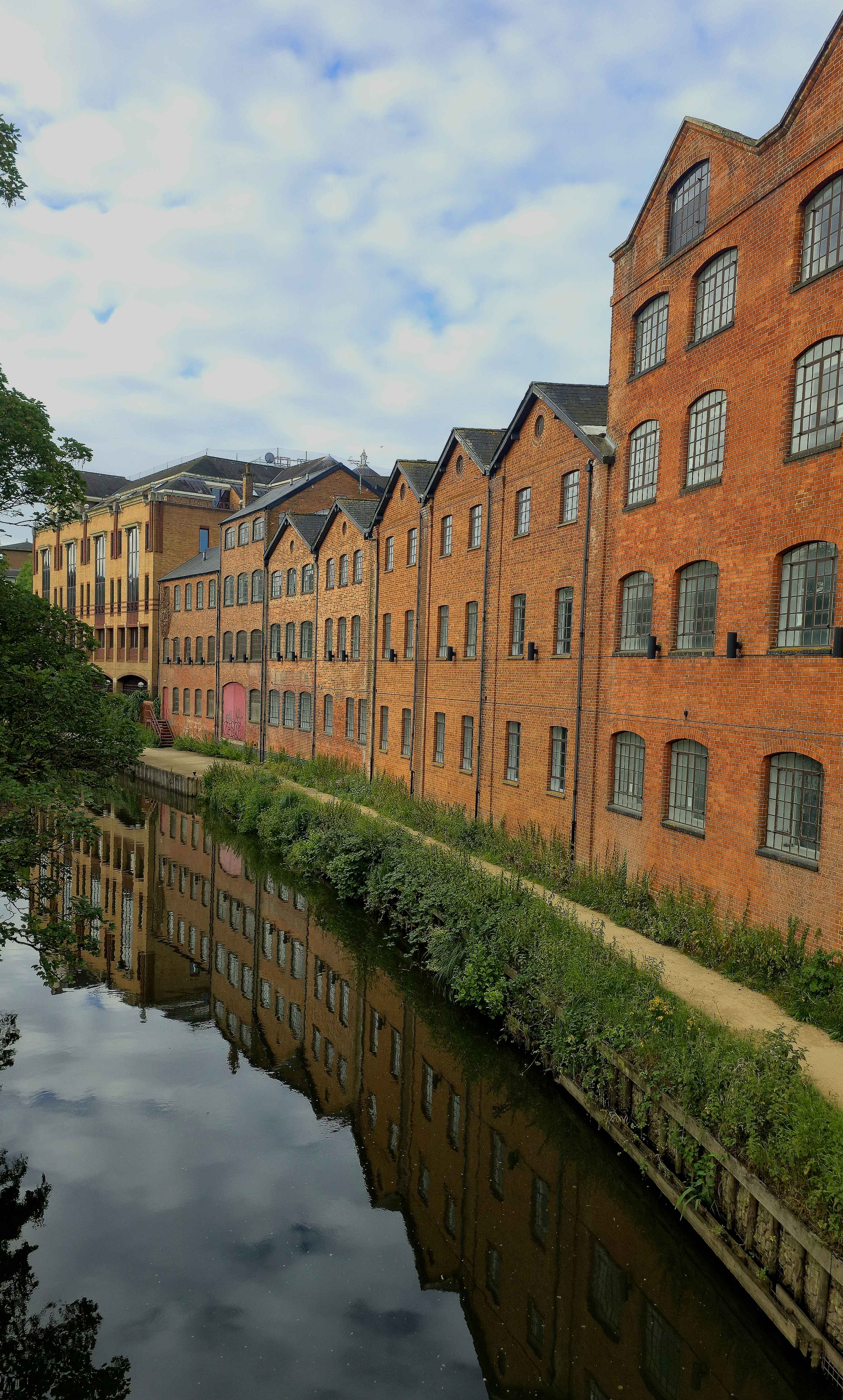 A photo showing a stretch of Guildford Canal Building. Photo taken during September 2025
