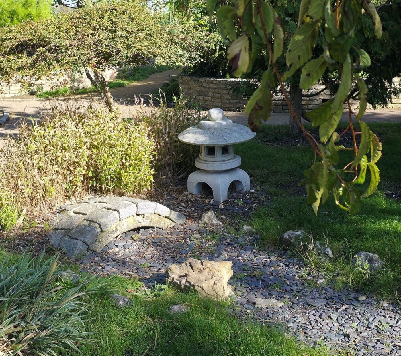 Photo of a Lantern in Portsmouth Japanese Gardens. Photo taken in October 2025 by Baldi, A.K.A Amonn AL-Mahrouq