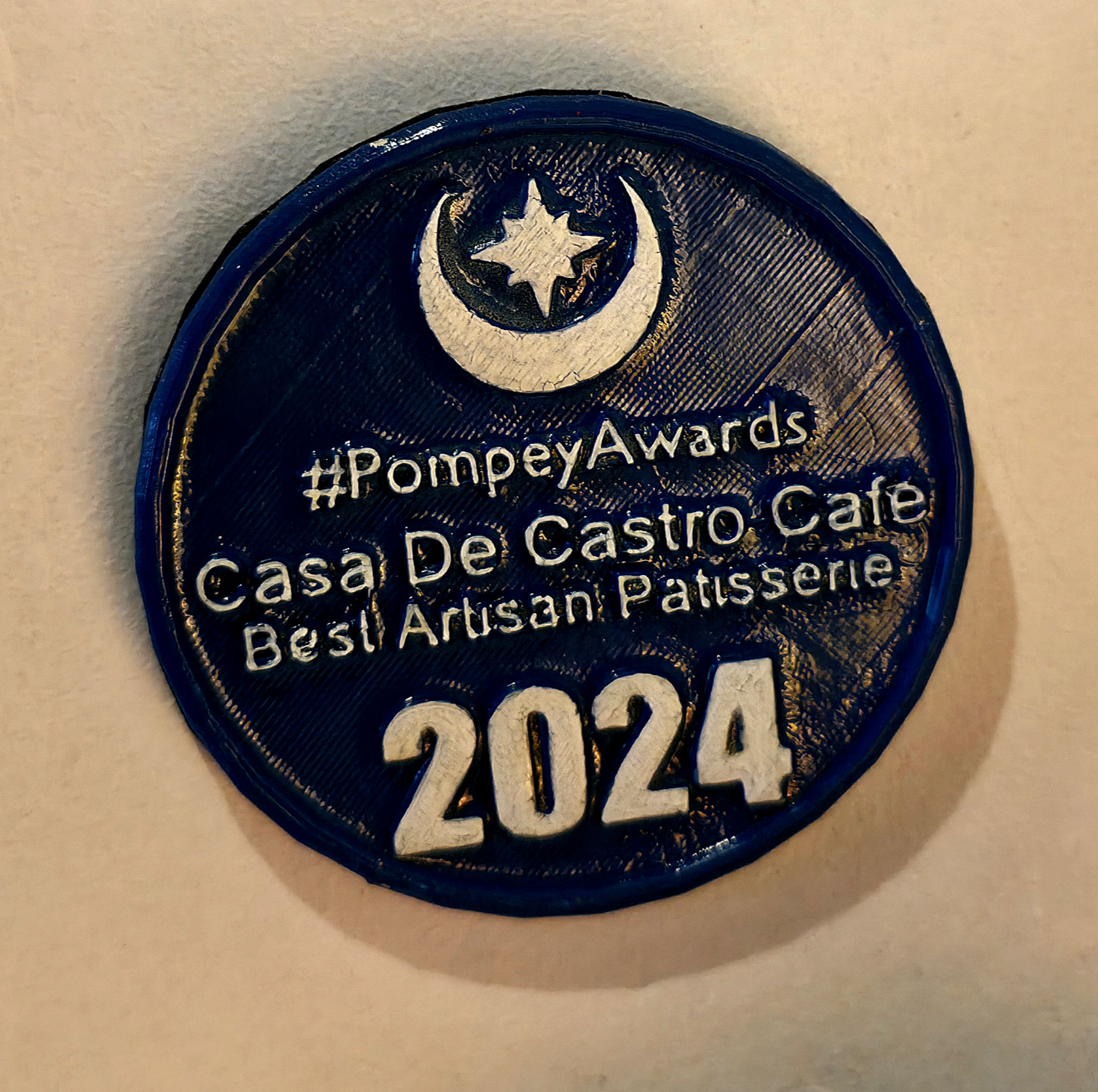 Photo of the plaque marking Castro De Castro's Pompey Award in 2024. Photo taken in February 2026 by Baldi, A,K,A Amonn AL-Mahrouq